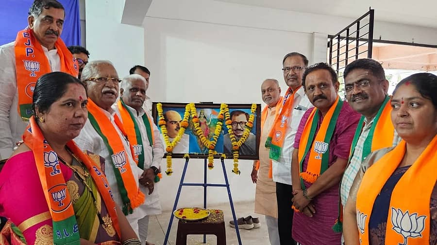 ವಿಜಯಪುರದ ಬಿಜೆಪಿ ಜಿಲ್ಲಾ ಕಾರ್ಯಾಲಯದಲ್ಲಿ ‘ಆತ್ಮ ನಿರ್ಭರ ಭಾರತ ಸಂಕಲ್ಪ ಅಭಿಯಾನ’ ಜಾಗೃತಿ ಕಾರ್ಯಾಗಾರಕ್ಕೆ ಶುಕ್ರವಾರ ಸಂಸದ ರಮೇಶ ಜಿಗಜಿಣಗಿ, ರಾಜ್ಯಸಭಾ ಸದಸ್ಯ ಈರಣ್ಣ ಕಡಾಡಿ ಹಾಗೂ ಮುಖಂಡರು ಚಾಲನೆ ನೀಡಿದರು