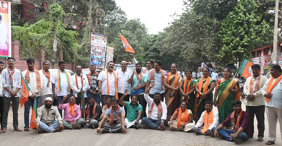 ಧಾರವಾಡದ ಎಲ್ಇಎ ಕ್ಯಾಂಟೀನ್ ಮುಂಭಾಗದ ರಸ್ತೆಯಲ್ಲಿ ಬಿಜೆಪಿಯವರು ಪ್ರತಿಭಟನೆ ನಡೆಸಿದರು