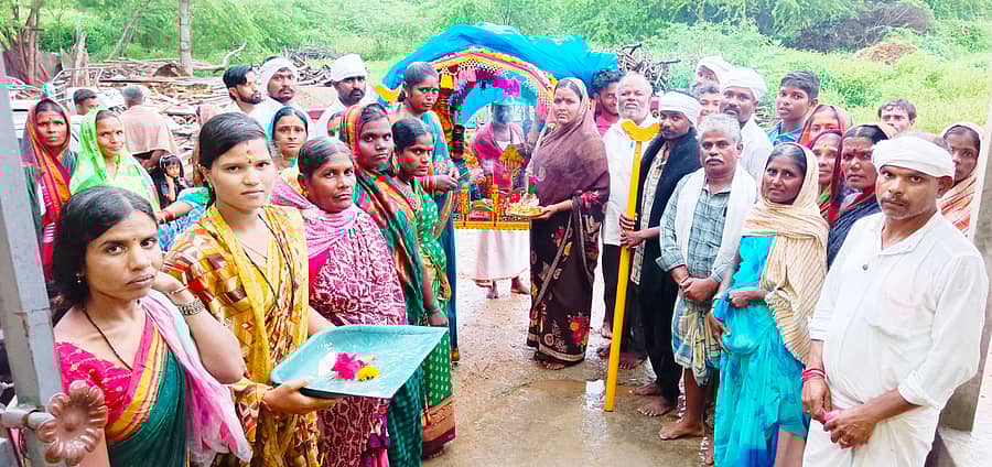 ನರೇಗಲ್‌ ಪಟ್ಟಣದ 3ನೇ ವಾರ್ಡ್‌ನ ಆಶ್ರಯ ಕಾಲೋನಿಗೆ ಶುಕ್ರವಾರ ಸಂಜೆ ಅಲಂಕರಿಸಿದ ಪಾಲಕಿಯಲ್ಲಿ ದೇವಿಯನ್ನು ಹೊತ್ತು ತಂದಾಗ ಪೂಜೆಯಲ್ಲಿ ಪಾಲ್ಗೊಂಡಿರುವ ನಿವಾಸಿಗಳು
