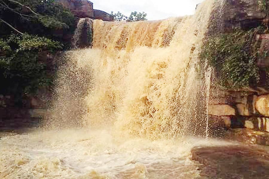 <div class="paragraphs"><p>ಹನುಮಸಾಗರ ಸಮೀಪದ ಕಬ್ಬರಗಿ ಗ್ರಾಮದ ಕಪಿಲತೀರ್ಥ ಜಲಪಾತದಲ್ಲಿ ನೀರು ಧುಮ್ಮುಕ್ಕಿತ್ತಿರುವ  </p></div>