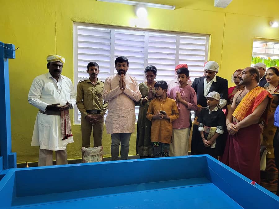 ಭಾಗಮಂಡಲದಲ್ಲಿ ಶುಕ್ರವಾರ ಪತ್ತಾಯಕ್ಕೆ ಅಕ್ಕಿ  ತುಂಬುವ  ಧಾರ್ಮಿಕ ಕಾರ್ಯಕ್ರಮಕ್ಕೂ ಮುನ್ನ ಪ್ರಾರ್ಥನೆ ಸಲ್ಲಿಸಲಾಯಿತು.