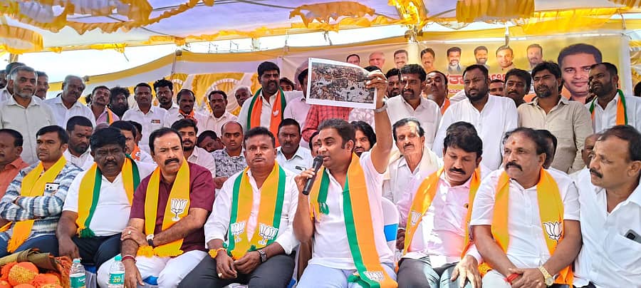 ಮಾಲೂರಿನಲ್ಲಿ ಶುಕ್ರವಾರ ನಡೆದ ಪತ್ರಿಕಾಗೋಷ್ಠಿಯಲ್ಲಿ ಮಾಜಿ ಶಾಸಕ ಕೆ.ಎಸ್.ಮಂಜುನಾಥ ಗೌಡ ಹಾಲಿ ಶಾಸಕರ ವಿರುದ್ಧ ದಾಖಲೆ ಸಮೇತ ವಾಗ್ದಾಳಿ ನಡೆಸಿದರು