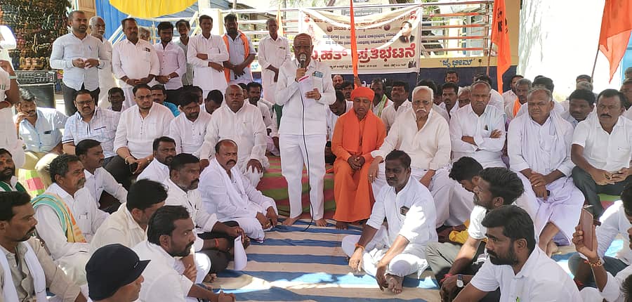 ಪರಿಶಿಷ್ಟ ವರ್ಗಕ್ಕೆ ಅನ್ಯ ಜಾತಿಗಳ ಸೇರ್ಪಡೆ ವಿರೋಧಿಸಿ ಮಸ್ಕಿಯಲ್ಲಿ ನಡೆದ ಪ್ರತಿಭಟನೆಯಲ್ಲಿ ಮಾಜಿ ಶಾಸಕ ಪ್ರತಾಪಗೌಡ ಪಾಟೀಲ ಮಾತನಾಡಿದರು