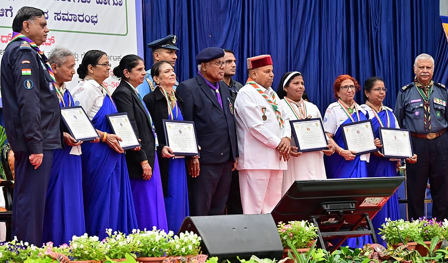 <div class="paragraphs"><p>ಭಾರತ್ ಸ್ಕೌಟ್ಸ್ ಮತ್ತು ಗೈಡ್ಸ್ ಜಿಲ್ಲಾ ಮುಖ್ಯ ಆಯುಕ್ತರು, ಜಿಲ್ಲಾ ಕಾರ್ಯದರ್ಶಿಗಳು, ಲೀಡರ್, ಟ್ರೈನರ್ಸ್ಗಳನ್ನು ಥಾವರಚಂದ್ ಗೆಹಲೋತ್, ಕೆ.ಕೆ. ಖಂಡೇಲ್ವಾಲ್, ಪಿ.ಜಿ.ಆರ್. ಸಿಂಧ್ಯ, ಕೊಂಡಜ್ಜಿ ಷಣ್ಮುಖಪ್ಪ, ಗೀತಾ ನಟರಾಜ್, ಎಂ.ಎ. ಖಾಲೀದ್ ಉಪಸ್ಥಿತರಿದ್ದರು. </p></div>