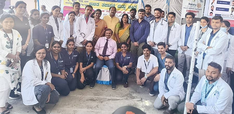 <div class="paragraphs"><p>ರಾಮನಗರದ ಶಾಂತಿನಿಕೇತನ ವಿದ್ಯಾಸಂಸ್ಥೆ ಆವರಣದಲ್ಲಿ ರಾಮನಗರ ರೋಟರಿ ಸಂಸ್ಥೆ ಮತ್ತು ಬೆಂಗಳೂರಿನ ಗ್ಯಾಸ್ಟ್ರೊ ಸೆಂಟರ್ ಸಹಯೋಗದಲ್ಲಿ ನಡೆದ ಗ್ಯಾಸ್ಟ್ರಿಕ್ ಸಂಬಂಧಿತ ಆರೋಗ್ಯ ಸಮಸ್ಯೆಗಳ ಶಿಬಿರಕ್ಕೆ ಸಂಸದ ಡಾ. ಸಿ. ಎನ್. ಮಂಜುನಾಥ್ ಭೇಟಿ ನೀಡಿದರು. </p></div>