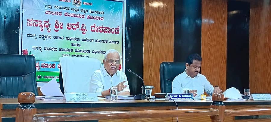 ಹಳಿಯಾಳದಲ್ಲಿ ನಡೆದ ತ್ರೈಮಾಸಿಕ ಕೆಡಿಪಿ ಸಭೆಯಲ್ಲಿ ಶಾಸಕ ಆರ್.ವಿ.ದೇಶಪಾಂಡೆ ಮಾತನಾಡಿದರು