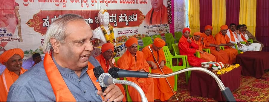 ಹರಪನಹಳ್ಳಿ ತಾಲ್ಲೂಕು ಕಮ್ಮತ್ತಹಳ್ಳಿ ವಿರಕ್ತಮಠದಲ್ಲಿ ಬಸವ ತತ್ವ ಸಮ್ಮೇಳನ ಉದ್ಘಾಟಿಸಿದ ನಟ ಮುಖ್ಯಮಂತ್ರಿ ಚಂದ್ರು ಮಾತನಾಡಿದರು