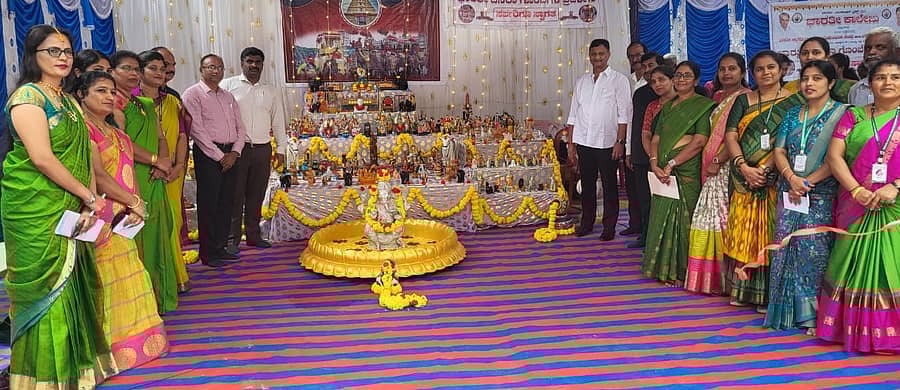 ಭಾರತೀ ಕಾಲೇಜಿನ ವಿವಿಧ ಅಂಗಸಂಸ್ಥೆಗಳ ಪ್ರಾಧ್ಯಾಪಕಿಯರು, ಸಹ ಪ್ರಾಧ್ಯಾಪಕಿಯರು ಆಯೋಜಿಸಿದ್ದ ದಸರಾ ಬೊಂಬೆ ಪ್ರದರ್ಶನವನ್ನು ಸಂಸ್ಥೆಯ ಅಧ್ಯಕ್ಷ ಹಾಗೂ ಶಾಸಕ ಮಧು ಜಿ.ಮಾದೇಗೌಡ ಉದ್ಘಾಟಿಸಿದರು