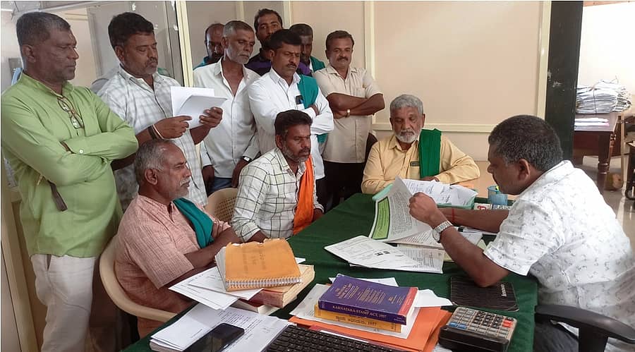 ಪಾಂಡವಪುರ ತಾಲ್ಲೂಕಿನ ಗಿರಿಯಾರಹಳ್ಳಿ ಗ್ರಾಮದ ಇಬ್ಬರು ರೈತ ಮಹಿಳೆಯರ ಆಸ್ತಿ ಪರಭಾರೆ ಮಾಡಿಕೊಂಡಿರುವ ಬೆಂಗಳೂರಿನ ಉದ್ಯಮಿ ನಾಗರಾಜು ಅವರ ಆಸ್ತಿಯನ್ನು ಬೇರೆಯವರಿಗೆ ಪರಭಾರೆ ಮಾಡಬೇಡಿ ಎಂದು ರೈತ ಮುಖಂಡರಾದ ಕೆ.ಎಸ್.ನಂಜುಂಡೇಗೌಡ, ಕೆನ್ನಳು ವಿಜಯಕುಮಾರ್ ಅವರು ಸಬ್ ರಿಜಿಸ್ಟರ್ ವೆಂಕಟೇಶ್ ಅವರಿಗೆ ಮನವಿ ಮಾಡಿದರು