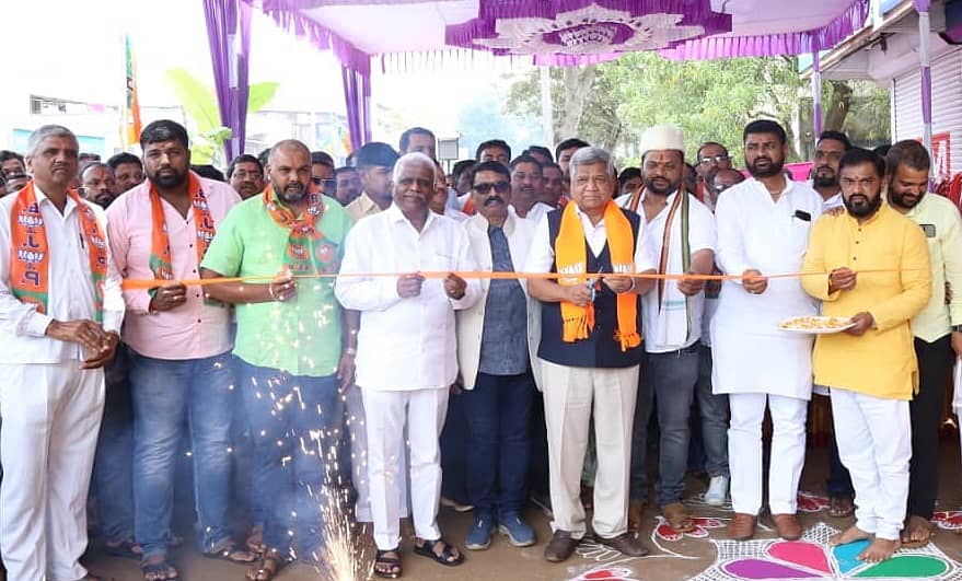 ಬೆಳಗಾವಿ ಸಮೀಪದ ಹಿಂಡಲಗಾ ಗ್ರಾಮದಲ್ಲಿ ಗುರುವಾರ ಬಿಜೆಪಿ ಗ್ರಾಮೀಣ ಮಂಡಲ ಕಚೇರಿ ಹಾಗೂ ಪಂಡಿತ್‌ ದೀನ ದಯಾಳ್‌ ಉಪಾಧ್ಯಾಯ ಜನ್ಮದಿನ ಕಾರ್ಯಕ್ರಮದಲ್ಲಿ ಸಂಸದರಾದ ಜಗದೀಶ ಶೆಟ್ಟರ್‌, ಈರಣ್ಣ ಕಡಾಡಿ, ಸುಭಾಷ ಪಾಟೀಲ ರಿಬ್ಬನ್‌ ಕತ್ತರಿಸಿದರು