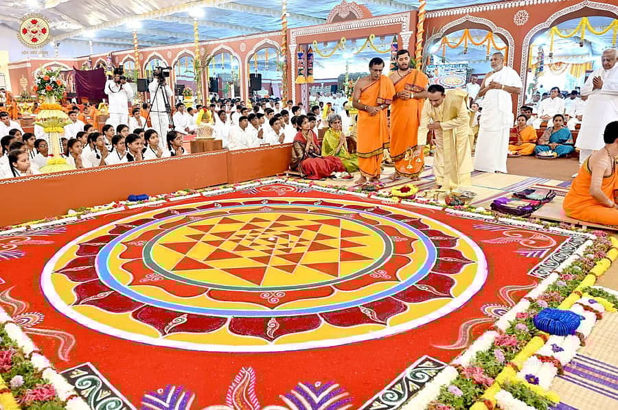 ಮುದ್ದೇನಹಳ್ಳಿಯಲ್ಲಿ ನಡೆಯುತ್ತಿರುವ ಅತಿರುದ್ರ ಮಹಾ ಯಜ್ಞ, ನವರಾತ್ರಿ ಕಾರ್ಯಕ್ರಮದಲ್ಲಿ ಶ್ರೀಚಕ್ರ ಯಂತ್ರದ ರಂಗೋಲಿ ಭಕ್ತರನ್ನು ಆಕರ್ಷಿಸಿತು 