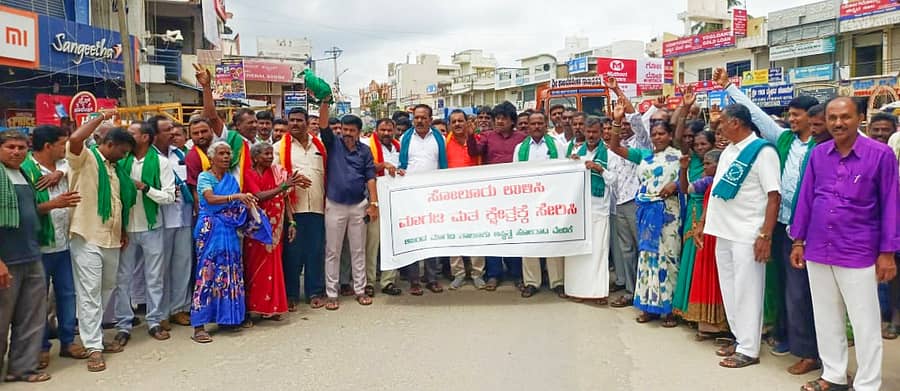 ಮಾಗಡಿ ಪಟ್ಟಣದ ಕಲ್ಯಾಗೇಟ್ ವೃತ್ತದಲ್ಲಿ ವಿವಿಧ ಕನ್ನಡ ಪರ ಸಂಘಟನೆಗಳಿಂದ ಸೋಲೂರು ಉಳಿವಿಗಾಗಿ ಪ್ರತಿಭಟನೆ ನಡೆಯಿತು