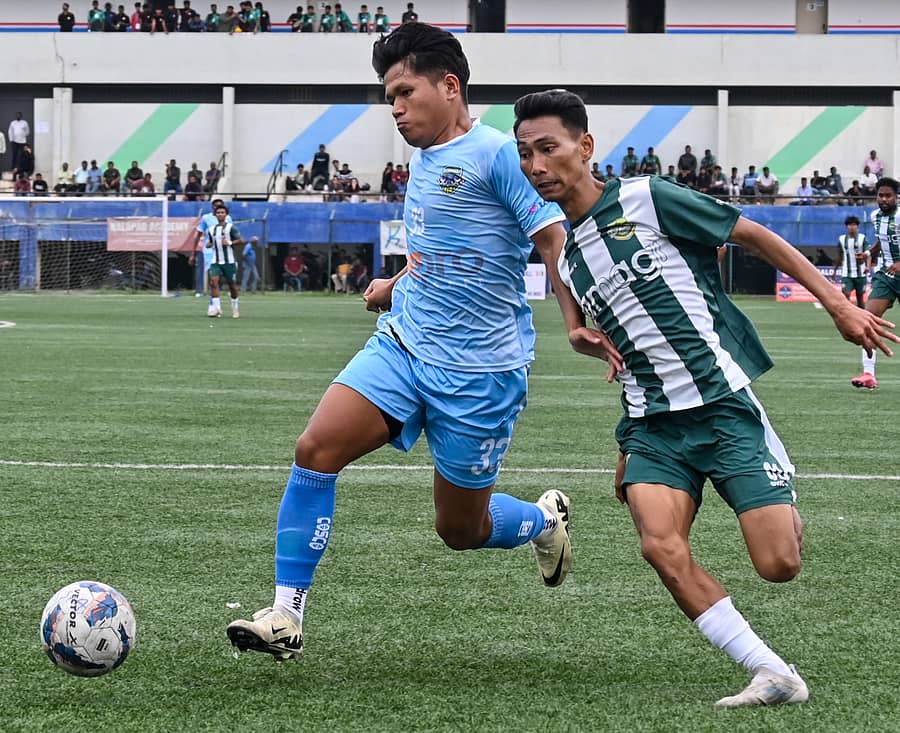 ಕೊಡಗು ಎಫ್‌ಸಿ ತಂಡದ ಜ್ಯಾಕ್‌ ಲಿಯಾನ್‌ಲಾಲ್‌ಮಾವಿ ನೈಹಸಿಲ್‌ (ಎಡ) ಹಾಗೂ ಕಿಕ್‌ಸ್ಟಾರ್ಟ್‌ ಎಫ್‌ಸಿ ತಂಡದ ಎಂಗೈರಂಗ್ಬಮ್‌ ಅವರು ಚೆಂಡಿಗಾಗಿ ಸೆಣಸಿದರು  ಚಿತ್ರ: ಪುಷ್ಕರ್‌ ವಿ.