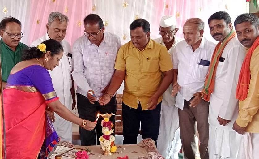 ಮೂಡಲಗಿ ತಾಲ್ಲೂಕಿನ ಶಿವಾಪುರ (ಹ) ಗ್ರಾಮದಲ್ಲಿ ಬಸವ ಆಶ್ರಮದಲ್ಲಿ ತಾಲ್ಲೂಕು ಚುಟುಕು ಸಾಹಿತ್ಯ ಪರಿಷತ್ತಿನಿಂದ ಏರ್ಪಡಿಸಿದ್ದ ದಸರಾ ಕವಿಗೋಷ್ಠಿಯನ್ನು ಕವಯತ್ರಿ ಶೈಲಜಾ ಬಡಿಗೇರ ಉದ್ಘಾಟಿಸಿದರು. ಮಹಾದೇವ ಜಿಡ್ಡಿಮನಿ, ರಂಗನಗೌಡ ಪಾಟೀಲ, ಶಿವನಗೌಡ ಪಾಟೀಲ ಭಾಗವಹಿಸಿದ್ದರು 