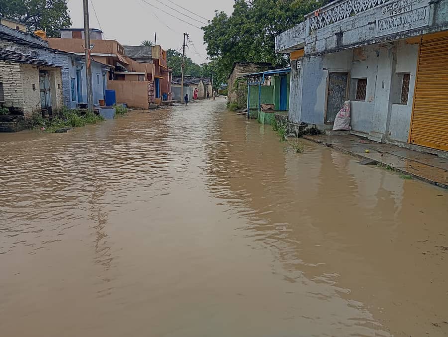 <div class="paragraphs"><p>ಕಲಬುರಗಿ ಜಿಲ್ಲೆಯ ಚಿತ್ತಾಪುರ ತಾಲ್ಲೂಕಿನ ದಂಡೋತಿ ಗ್ರಾಮದಲ್ಲಿ ಜನರು ನಡೆದಾಡುವ ರಸ್ತೆಯ ಮೇಲೆ ಮಳೆಯ ನೀರು ಹರಿಯುತ್ತಿದೆ.</p></div>