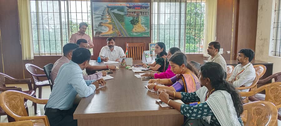 ಹಾಸ್ಟೆಲ್ ಸಮಸ್ಯೆಗಳ ಕುರಿತು ಶಾಸಕ ಗುರುರಾಜ್ ಗಂಟಿಹೊಳೆ ತಾಲೂಕು ಹಾಗೂ ಜಿಲ್ಲಾ ಮಟ್ಟದ ಅಧಿಕಾರಿಗಳ ಸಭೆ ನಡೆಸಿದರು.