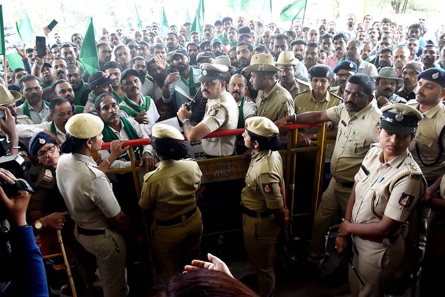 ಅರಣ್ಯ ಭವನದಕ್ಕೆ ಮುತ್ತಿಗೆ ಹಾಕಿದ ರೈತರನ್ನು ಪೊಲೀಸರು ತಡೆದರು