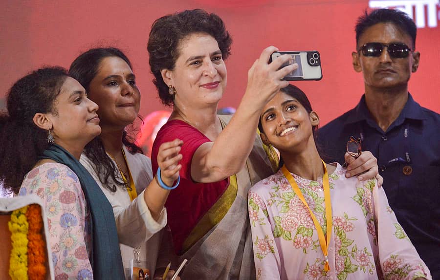 <div class="paragraphs"><p>ಪಟ್ನಾದಲ್ಲಿ ಶುಕ್ರವಾರ ನಡೆದ ‘ಮಹಿಳಾ ಸಂವಾದ’ದಲ್ಲಿ ಕಾಂಗ್ರೆಸ್ ಪ್ರಧಾನ ಕಾರ್ಯದರ್ಶಿ ಪ್ರಿಯಾಂಕಾ ಗಾಂಧಿ ವಾದ್ರಾ ಅವರು ಬೆಂಬಲಿಗರ ಜತೆ ಸೆಲ್ಫಿ ತೆಗೆದುಕೊಂಡರು</p></div>