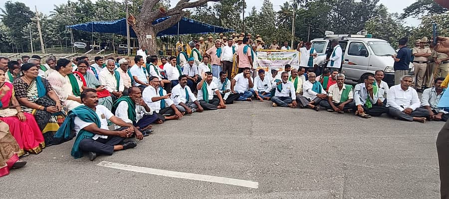 <div class="paragraphs"><p>ರೈತರಿಂದ ಪ್ರತಿಭಟನೆ</p></div>