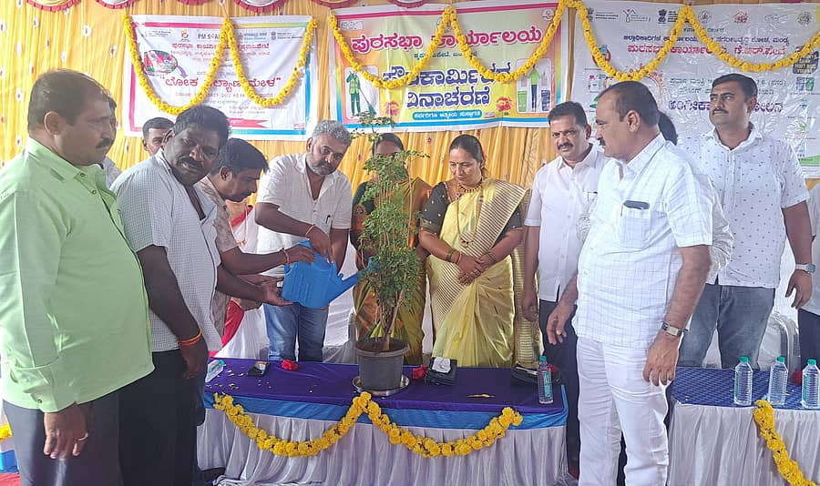 ಕೆ.ಆರ್. ಪೇಟೆ ಪಟ್ಟಣದಲ್ಲಿ ಪೌರಕಾರ್ಮಿಕರ ದಿನಾಚರಣೆ ಕಾರ್ಯಕ್ರಮವನ್ನು ಗಣ್ಯರು ಉದ್ಘಾಟಿಸಿದರು 