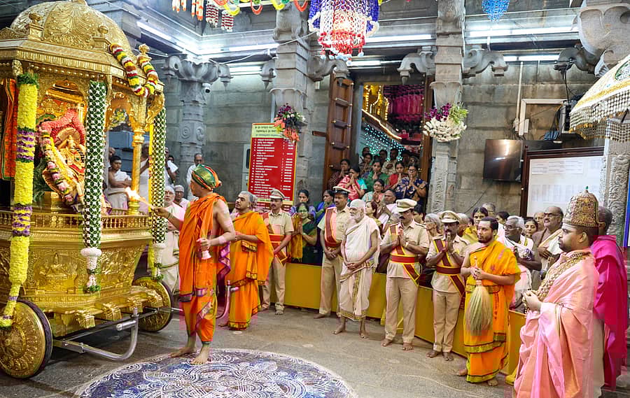 ಚಿನ್ನದ ರಥದಲ್ಲಿರುವ ಶಾರದಾಂಬೆಯ ಉತ್ಸವ ಮೂರ್ತಿಯ ಎದುರು ಮಠದ ಗುರುಗಳಾದ ವಿಧುಶೇಖರಭಾರತೀ ಸ್ವಾಮೀಜಿ ನೇತೃತ್ವದಲ್ಲಿ ದೇವಾಲಯದ ಒಳಪ್ರಾಂಗಣದಲ್ಲಿ ಮೂರು ಸುತ್ತು ರಥೋತ್ಸವ ನಡೆಯಿತು