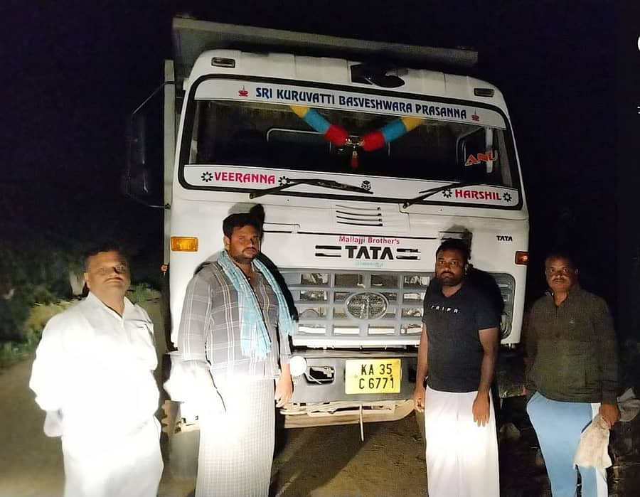 ಹೂವಿನಹಡಗಲಿ ತಾಲ್ಲೂಕಿನ ತುಂಗಭದ್ರಾ ನದಿ ತೀರದಿಂದ ಅಕ್ರಮವಾಗಿ ಮರಳು ಸಾಗಣೆ ಮಾಡುತ್ತಿದ್ದ ಟಿಪ್ಪರ್ ಲಾರಿಯನ್ನು ಅಧಿಕಾರಿಗಳು ವಶಕ್ಕೆ ಪಡೆದಿದ್ದಾರೆ