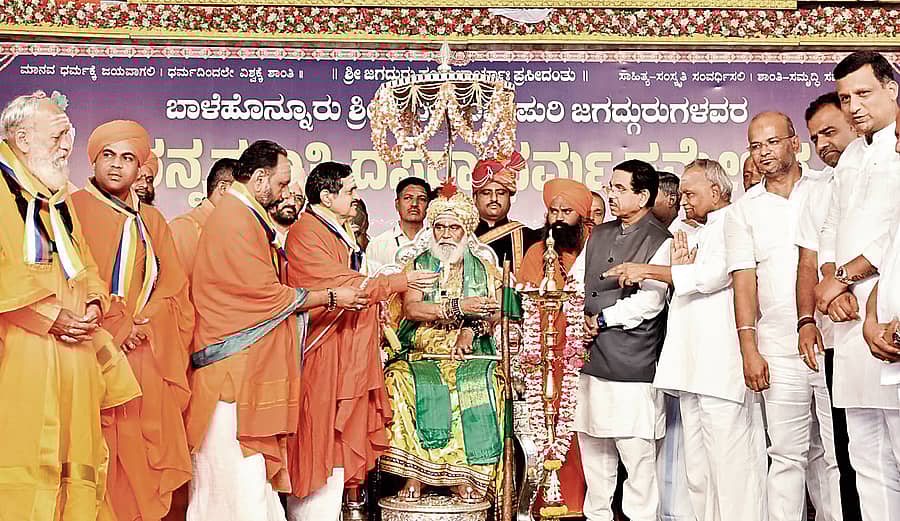 ಬಸವಕಲ್ಯಾಣದಲ್ಲಿ ಶುಕ್ರವಾರ ನಡೆದ ದಸರಾ ಧರ್ಮ ಸಮ್ಮೇಳನದ ಕಾರ್ಯಕ್ರಮವನ್ನು ರಂಭಾಪುರಿ ವೀರಸೋಮೇಶ್ವರ ಶಿವಾಚಾರ್ಯರು, ಕೇಂದ್ರ ಸಚಿವ ಪ್ರಲ್ಹಾದ ಜೋಶಿ ಉದ್ಘಾಟಿಸಿದರು