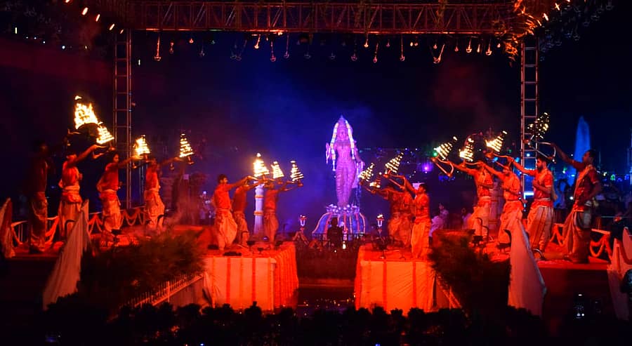 ಶ್ರೀರಂಗಪಟ್ಟಣ ತಾಲ್ಲೂಕಿನ ಕೆಆರ್ಎಸ್ ಅಣೆಕಟ್ಟೆ ಮುಂಭಾಗದ ದೋಣಿ ವಿಹಾರ ಸ್ಥಳದಲ್ಲಿ ಪ್ರತಿಷ್ಠಾಪಿಸಿದ್ದ ಕಾವೇರಿ ಪ್ರತಿಮೆ ಮುಂಭಾಗ ವೈದಿಕರ ತಂಡವು ಶುಕ್ರವಾರ ಸಂಜೆ ‘ಕಾವೇರಿ ಆರತಿ’ ಬೆಳಗಿತು