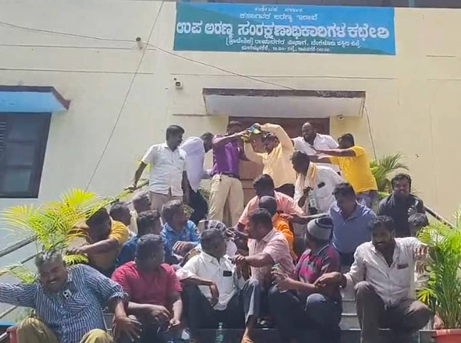 ಕಾಡಾನೆ ಹಾವಳಿ ತಡೆಗೆ ಒತ್ತಾಯಿಸಿ ರಾಮನಗರದಲ್ಲಿ ಪ್ರತಿಭಟನೆ ನಡೆದ ವೇಳೆ ರೈತೊಬ್ಬರು ಡೀಸೆಲ್ ಸುರಿದುಕೊಂಡು ಆತ್ಮಹತ್ಯೆಗೆ ಯತ್ನಿಸಿದರು