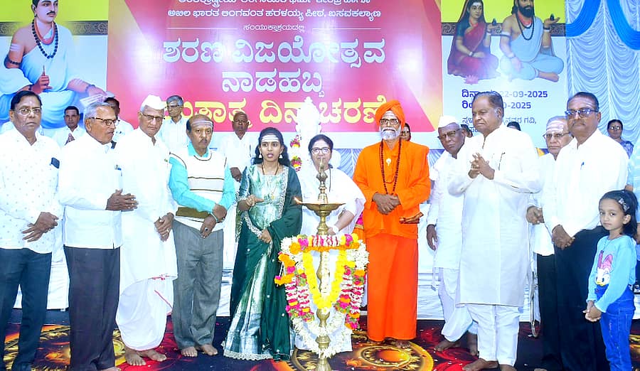 ಬಸವಕಲ್ಯಾಣದಲ್ಲಿ ಶುಕ್ರವಾರ ನಡೆದ ಶರಣ ವಿಜಯೋತ್ಸವದ ಐದನೇ ದಿನದ ಹಿರಿಯ ನಾಗರಿಕರ ಸಮಾವೇಶದ ಉದ್ಘಾಟನೆಯಲ್ಲಿ ಅಕ್ಕ ಗಂಗಾಂಬಿಕಾ, ಪ್ರೊ.ಶಿವರಾಜ ಪಾಟೀಲ, ಪ್ರೊ.ಸಿ.ಬಿ.ಪ್ರತಾಪುರೆ, ಎಸ್.ಜಿ.ಕರ್ಣೆ, ರಾಜಕುಮಾರ ಶಿರಗಾಪುರ ಇದ್ದರು