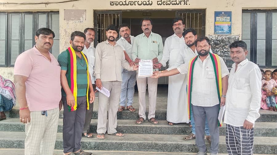 ದೇವದುರ್ಗದಲ್ಲಿ ಜಯ ಕರ್ನಾಟಕ ಸಂಘಟನೆಯ ಪದಾಧಿಕಾರಿಗಳು ಮನವಿ ಸಲ್ಲಿಸಿದರು