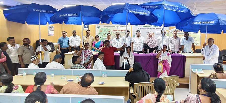 <div class="paragraphs"><p>ರಾಮನಗರದ ನಗರಸಭೆ ಸಭಾಂಗಣದಲ್ಲಿ ನಡೆದ ಬೀದಿ ಬದಿ ವ್ಯಾಪಾರಿಗಳ ಲೋಕ ಕಲ್ಯಾಣ ಮೇಳದಲ್ಲಿ ವ್ಯಾಪಾರಿಗಳಿಗೆ ಛತ್ರಿಗಳನ್ನು ವಿತರಿಸಲಾಯಿತು. </p></div>