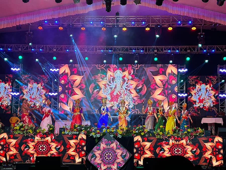 ಮಡಿಕೇರಿಯ ಗಾಂಧಿ ಮೈದಾನದಲ್ಲಿ ಶುಕ್ರವಾರ ರಾತ್ರಿ ವೈವಿಧ್ಯಮಯವಾದ ಸಾಂಸ್ಕೃತಿಕ ಕಾರ್ಯಕ್ರಮಗಳು ನಡೆದವು