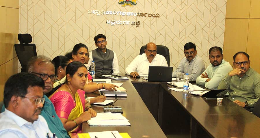 ಚಿತ್ರದುರ್ಗದಲ್ಲಿ ಜಿಲ್ಲಾಧಿಕಾರಿ ಟಿ.ವೆಂಕಟೇಶ್‌, ಜಿಲ್ಲಾ ಪಂಚಾಯಿತಿ ಸಿಇಒ ಡಾ.ಎಸ್‌.ಆಕಾಶ್‌ ಅವರು ಅಧಿಕಾರಿಗಳ ಸಭೆ ನಡೆಸಿದರು