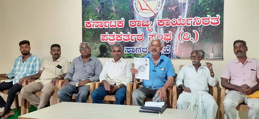 ಶರಾವತಿ ಪಂಪ್ಡ್ ಸ್ಟೋರೇಜ್ ಯೋಜನೆಗೆ ಕೇಂದ್ರ ಸರ್ಕಾರ ಅನುಮೋದನೆ ನೀಡಿರುವ ದಾಖಲೆಗಳನ್ನು ತೀ.ನ.ಶ್ರೀನಿವಾಸ್ ಪ್ರದರ್ಶಿಸಿದರು