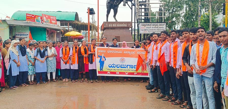 ಯಲಬುರ್ಗಾ ಪಟ್ಟಣದಲ್ಲಿ ಎಬಿವಿಪಿ ಕಾರ್ಯಕರ್ತರು ಸರ್ಕಾರಿ ಪ್ರಥಮ ದರ್ಜೆ ಕಾಲೇಜುಗಳ ಅತಿಥಿ ಉಪನ್ಯಾಸಕರನ್ನು ನೇಮಿಸುವಂತೆ ಆಗ್ರಹಿಸಿ ಪ್ರತಿಭಟನೆ ನಡೆಸಿದರು 
