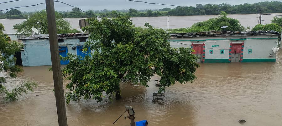 <div class="paragraphs"><p>ಕಲಬುರಗಿ ‌ಜಿಲ್ಲೆಯ ಸೇಡಂ ತಾಲ್ಲೂಕಿನ ‌ಸಟಪಟನಹಳ್ಳಿ ಗ್ರಾಮದಲ್ಲಿ ಕಾಗಿಣಾ‌ ನದಿ ಪ್ರವಾಹ ‌ನೀರು ಹೊಕ್ಕಿರುವುದು</p></div>