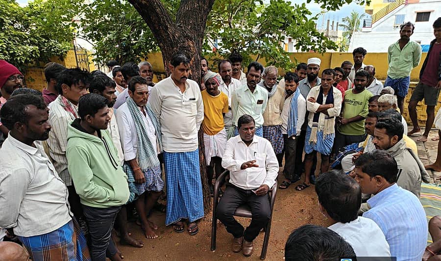 ಹುಣಸಗಿ ತಾಲ್ಲೂಕಿನ ಕೋಳಿಹಾಳ ಗ್ರಾಮದಲ್ಲಿ ಶುಕ್ರವಾರ ರಾತ್ರಿ ಲಘು ಭೂಕಂಪನವಾದ ಹಿನ್ನೆಲೆ ತಹಸಿಲ್ದಾರ್ ಎಂ.ಬಸವರಾಜ ಭೇಟಿ ನೀಡಿದರು
