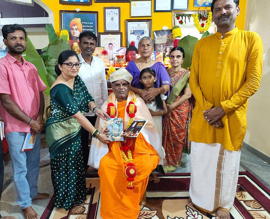 ಮಾಗಡಿ-ಬೆಂಗಳೂರು ಮುಖ್ಯರಸ್ತೆಯ ತಾವರೆಕೆರೆಯ ಶಿಕ್ಷಕ ಚಿಕ್ಕವೀರಯ್ಯನವರ ಮನೆಯಂಗಳದಲ್ಲಿ ಪುಸ್ತಕ ದಸರ ಹಾಗೂ ಸಂಗೀತ ದಸರಾ ಕಾರ್ಯಕ್ರಮದಲ್ಲಿಹಠಯೋಗಿ ಕಾಳಪ್ಪ ಸ್ವಾಮಿ ಮಠಾಧ್ಯಕ್ಷರಾದ ರೇವಣಸಿದ್ದಯ್ಯ ರವರಿಗೆ ಪುಸ್ತಕ ನೀಡಿ ಸನ್ಮಾನಿಸಲಾಯಿತು.