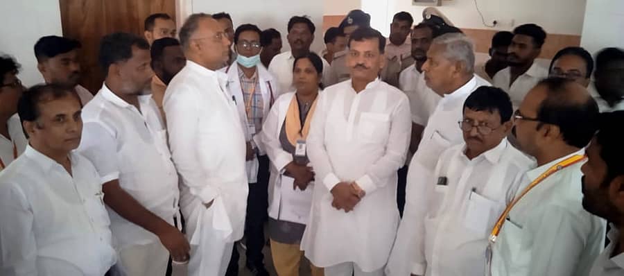 ಕುಷ್ಟಗಿಯಲ್ಲಿ ಆರೋಗ್ಯ ಸಚಿವ ದಿನೇಶ ಗುಂಡೂರಾವ್ ಅವರು ಮಹಿಳಾ ಮತ್ತು ಮಕ್ಕಳ ಆಸ್ಪತ್ರೆಯ ಕೆಲಸ ಕಾಮಗಾರಿಯನ್ನು ವೀಕ್ಷಿಸಿದರು. ಕಾಡಾ ಅಧ್ಯಕ್ಷ ಹಸನಸಾಬ್‌ ದೋಟಿಹಾಳ, ಮಾಜಿ ಶಾಸಕ ಅಮರೇಗೌಡ ಬಯ್ಯಾಪುರ ಇತರರು ಇದ್ದರು