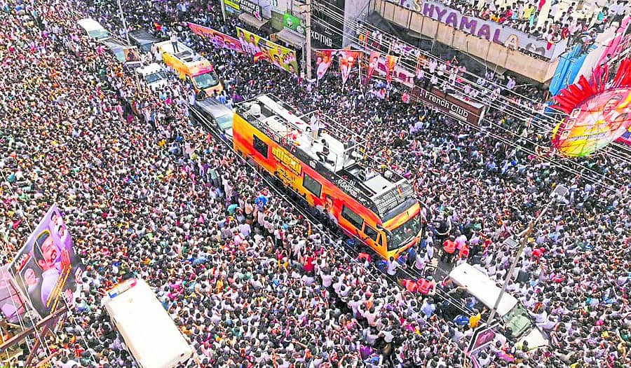 <div class="paragraphs"><p>ನಟ ವಿಜಯ್‌ ಅವರು ಕರೂರು ಜಿಲ್ಲೆಯಲ್ಲಿ ಶನಿವಾರ ನಡೆಸಿದ ರ್‍ಯಾಲಿಯಲ್ಲಿ ಸಾವಿರಾರು ಜನರು ಸೇರಿದ್ದರು</p></div>