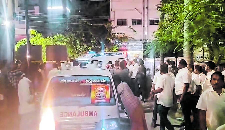 <div class="paragraphs"><p>ನಟ, ರಾಜಕಾರಣಿ ವಿಜಯ್ ಸಮಾವೇಶದಲ್ಲಿ ಕಾಲ್ತುಳಿತ ದುರಂತ</p></div>