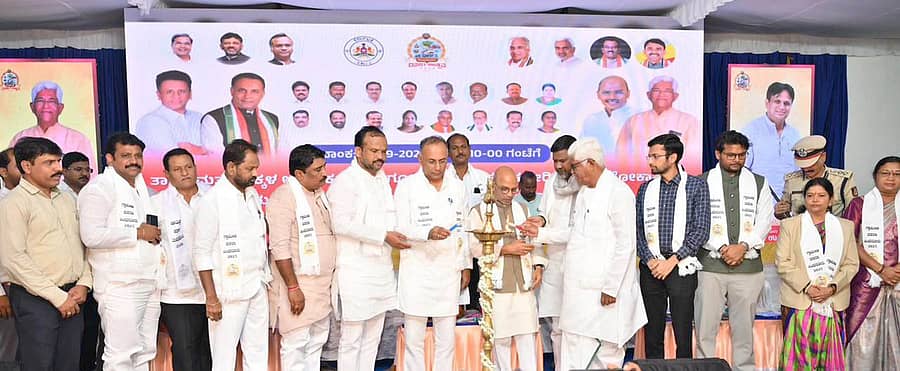 ಸಿಂಧನೂರಿನ ಸತ್ಯಗಾರ್ಡನ್ನಲ್ಲಿ ಸಿಂಧನೂರು ದಸರಾ ಉತ್ಸವದ ಅಂಗವಾಗಿ ವಿವಿಧ ಅಭಿವೃದ್ಧಿ ಕಾಮಗಾರಿಗಳ ಉದ್ಘಾಟನೆ ಮತ್ತು ಶಂಕುಸ್ಥಾಪನೆ ಕಾರ್ಯಕ್ರಮವನ್ನು ಆರೋಗ್ಯ ಸಚಿವ ದಿನೇಶ್ ಗುಂಡೂರಾವ್ ಉದ್ಘಾಟಿಸಿದರು