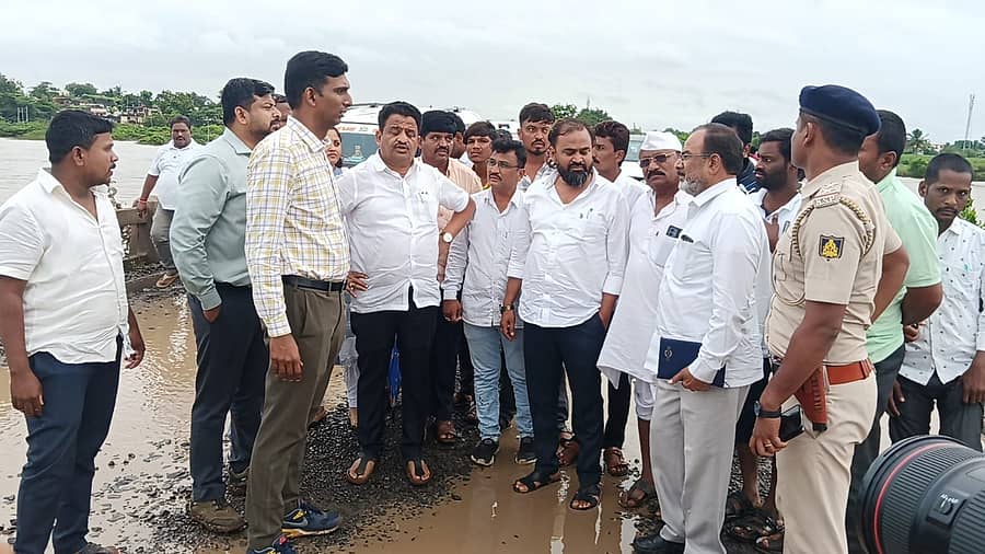 <div class="paragraphs"><p>ಭೀಮಾನದಿ ಪ್ರವಾಹಕ್ಕೆ ಒಳಗಾಗಿರುವ ಗ್ರಾಮಗಳಿಗೆ ಶಾಸಕ ಅಶೋಕ ಮನಗೂಳಿ, ಜಿಲ್ಲಾಧಿಕಾರಿ ಡಾ.ಆನಂದ ಕೆ. ಹಾಗೂ ಜಿಲ್ಲಾ ಪಂಚಾಯಿತಿ ಮುಖ್ಯ ಕಾರ್ಯನಿರ್ವಹಣಾಧಿಕಾರಿ ರಿಷಿ ಆನಂದ್ ಶನಿವಾರ ಭೇಟಿ ನೀಡಿ ಪರಿಶೀಲನೆ ನಡೆಸಿ, ಸಂತ್ರಸ್ತರ ಸಮಸ್ಯೆಗಳನ್ನು ಆಲಿಸಿದರು</p></div>