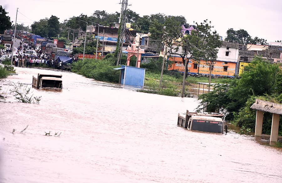ಸೇಡಂ ತಾಲ್ಲೂಕು ಮಳಖೇಡ ಕಾಗಿಣಾ ನದಿ ನೀರಿನ ಪ್ರವಾಹಕ್ಕೆ ಎರಡು ಲಾರಿಗಳು ಮುಳುಗಿರುವುದು  