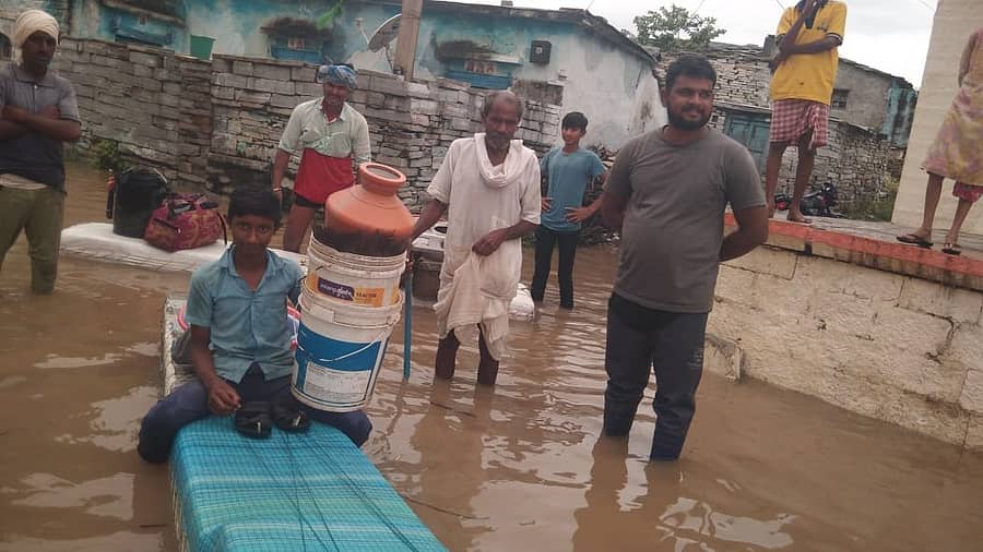 <div class="paragraphs"><p>ಕಲಬುರಗಿ ‌ಜಿಲ್ಲೆಯ ವಾಡಿ ಸಮೀಪದ ಕಡಬೂರ ಗ್ರಾಮದಲ್ಲಿ ಭೀಮಾನದಿ ಪ್ರವಾಹದಿಂದ ತತ್ತರಿಸಿರುವ‌ ಗ್ರಾಮಸ್ಥರು ತಮ್ಮ ಸಾಮಾನುಗಳನ್ನು ಮೀನುಗಾರರ ತೆಪ್ಪ ಬಳಸಿ ಸಾಗಿಸಿದರು</p></div>