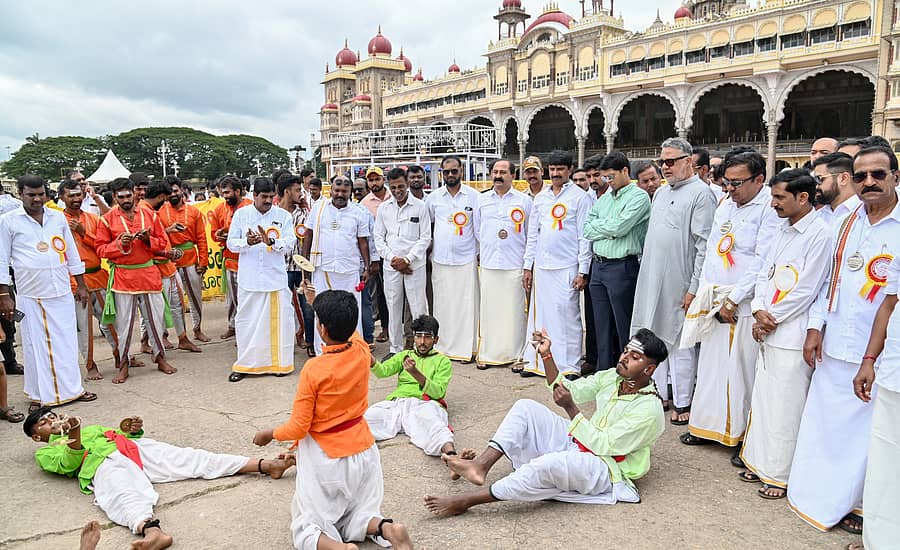 ಮೈಸೂರಿನ ಅಂಬಾವಿಲಾಸ ಅರಮನೆ ಆವರಣದಲ್ಲಿ ಶನಿವಾರ ಜಿಲ್ಲಾಡಳಿತ ಹಾಗೂ ಪ್ರವಾಸೋದ್ಯಮ ಇಲಾಖೆ ಸಹಯೋಗದಲ್ಲಿ ನಡೆದ ವಿಶ್ವ ಪ್ರವಾಸೋದ್ಯಮ ದಿನಾಚರಣೆ ಕಾರ್ಯಕ್ರಮದಲ್ಲಿ ಕಲಾತಂಡಗಳು ಪ್ರದರ್ಶನ ನೀಡಿದವು– ಪ್ರಜಾವಾಣಿ ಚಿತ್ರ