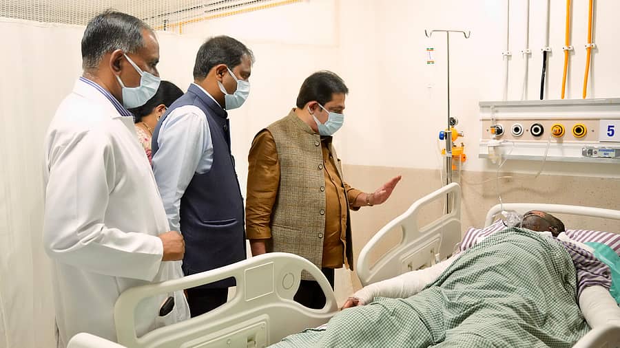 <div class="paragraphs"><p>ವಿಜಯನಗರ ಗಾದಿಗನೂರಿನಲ್ಲಿ ಸಿಲಿಂಡರ್ ಸ್ಫೋಟ ಸಂಭವಿಸಿ ಗಾಯಗೊಂಡವರ ಆರೋಗ್ಯ ವಿಚಾರಿಸಿದ ಜಿಲ್ಲಾ ಉಸ್ತುವಾರಿ ಸಚಿವ ಜಮೀರ್ ಅಹಮದ್ ಖಾನ್</p></div>