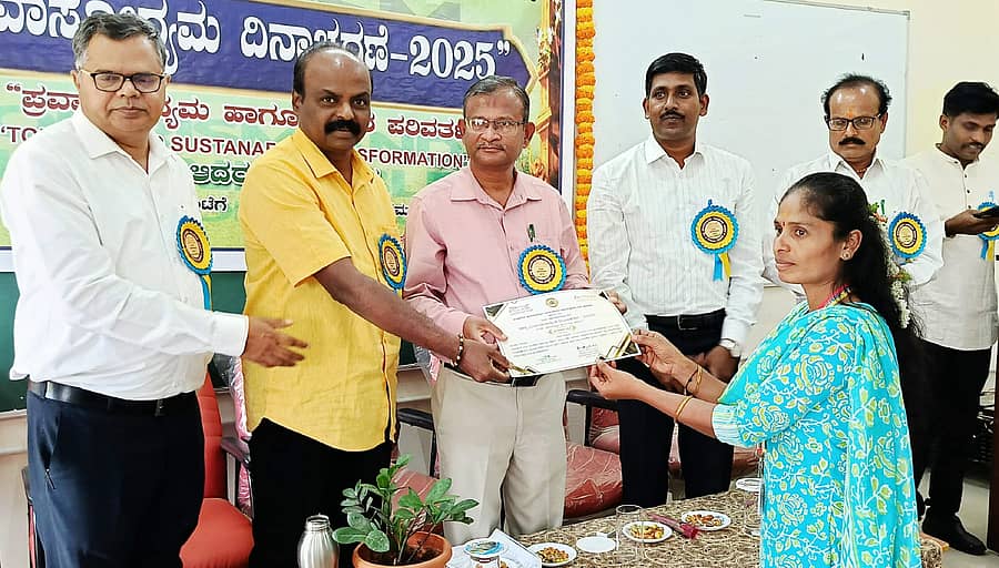 ಕೋಲಾರದಲ್ಲಿ ಶನಿವಾರ ಆಯೋಜಿಸಿದ್ದ ವಿಶ್ವ ಪ್ರವಾಸೋದ್ಯಮ ದಿನಾಚರಣೆ ಕಾರ್ಯಕ್ರಮದಲ್ಲಿ ವರ್ಷದ ಅತ್ಯುತ್ತಮ ಪ್ರವಾಸಿ ಮಾರ್ಗದರ್ಶಿ ಗೌರವಕ್ಕೆ ಪಾತ್ರರಾಗಿರುವ ರೆಡ್ಡೆಮ್ಮ ಅವರನ್ನು ಗಣ್ಯರು ಅಭಿನಂದಿಸಿದರು