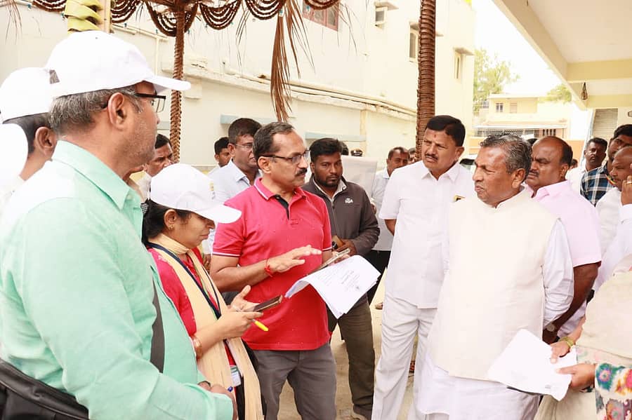 ದೇವನಹಳ್ಳಿ ತಾಲ್ಲೂಕಿನ ಕುಂದಾಣ ಗ್ರಾಮದಲ್ಲಿ ಸಾಮಾಜಿಕ ಶೈಕ್ಷಣಿಕ ಸಮೀಕ್ಷೆಯನ್ನು ಜಿಲ್ಲಾ ಉಸ್ತುವಾರಿ ಸಚಿವ ಕೆ.ಎಚ್ ಮುನಿಯಪ್ಪ ಪರಿಶೀಲನೆ ನಡೆಸಿದರು